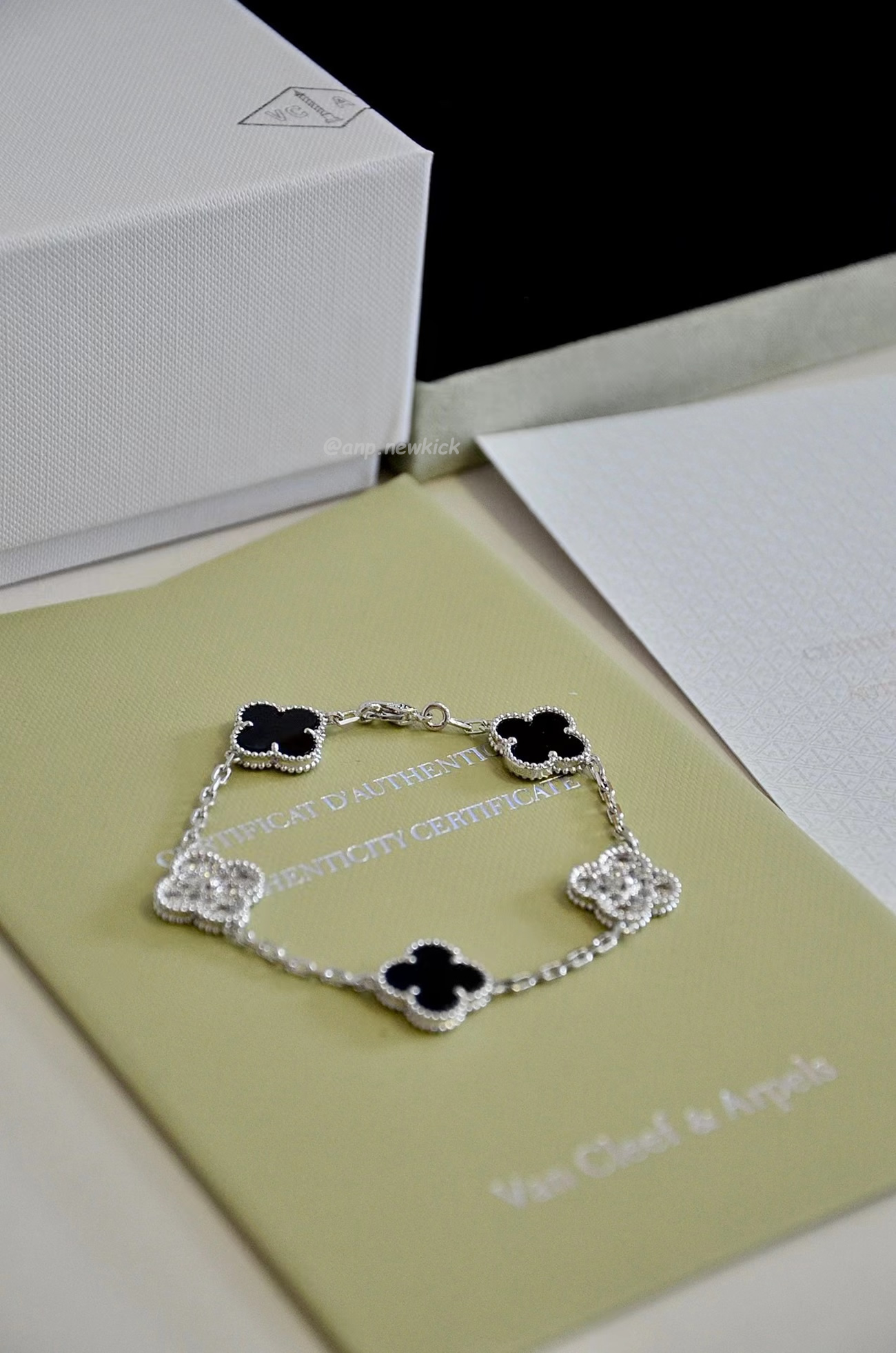 Van Cleef Arpels Vintage Alhambra Four Leaf Clover Gold Bracelet (12) - www.newkick.vip